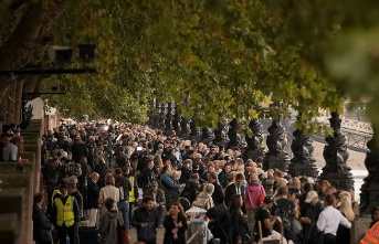 Monster queue through London: The long, arduous journey to the Queen's coffin