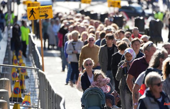 Edinburgh commemorates the Queen: Mourners line up for miles