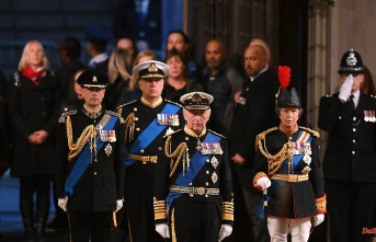 Andrew is also allowed to wear a uniform: the Queen's children keep a wake at the coffin