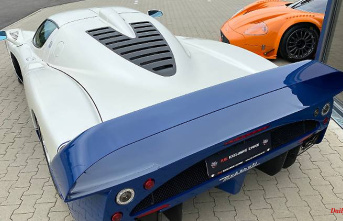 Traveling in the Enzo brother: Maserati MC12 - a fairly rare guest