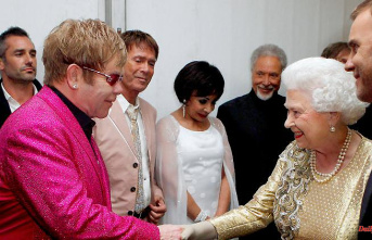 Other musicians also mourn: Elton John sings for the Queen