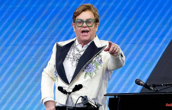 Honor for his life's work: Pop legend Elton John sings in the White House