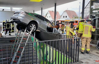 Baden-Württemberg: Senior gets stuck with the car at the station underpass