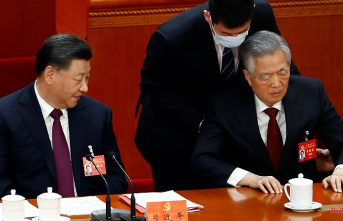 Before the vote at the party congress: room stewards lead China's ex-president Hu away
