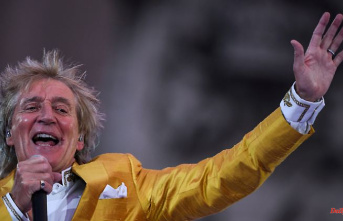 Singer rents whole house: Rod Stewart helps Ukrainian refugee family