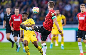 Freiburg averts Pokalaus late: Early own goal helps weak BVB to win