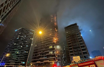 Almost the entire height: the facade of a high-rise building in Istanbul catches fire