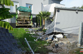 Baden-Württemberg: gravel truck crashes into a semi-detached house: the driver is seriously injured