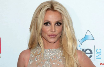 Nakedei on the beach: Britney Spears gives a very deep look