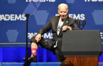 Biden with a performance full of energy: "Sleepy Joe" becomes "Socks Joe"!