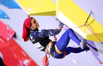 "Incredibly brave woman": climber protests by not wearing a headscarf