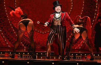 Suspenders, Cancan, Pop(os): The Musical "Moulin Rouge!" makes cologne blush