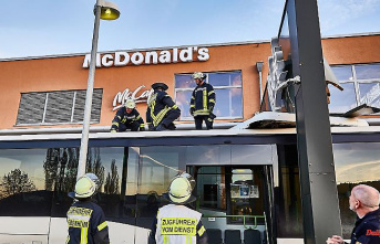 Baden-Württemberg: the bus gets stuck on a fast-food chain sign