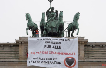 Künast criticizes actions: "Last Generation" protests at the Brandenburg Gate