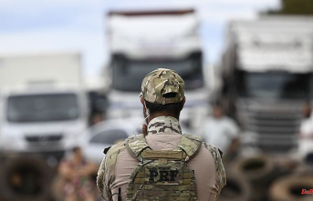 "I'm by your side": Bolsonaro: Truckers should end road blockades