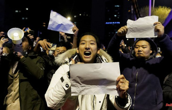 China's new protest movement: white sheet of paper is the symbol of resistance