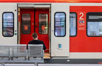 North Rhine-Westphalia: Unknown person throws stone at train in Dortmund