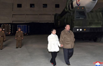 During a military visit: Kim Jong Un shows his daughter
