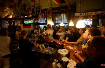 Interiors instead of public viewing: Streeck: More corona infections after World Cup games