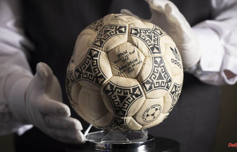 Offered by the referee: Ball of the "Hand of God" gate auctioned for millions
