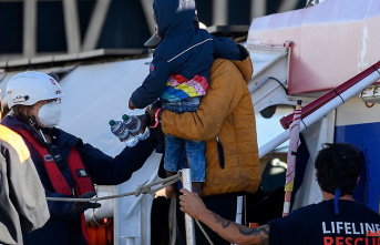 All 89 people disembark: Sea rescuers "Rise Above" are allowed to dock in Italy