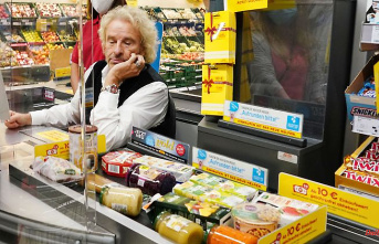 Donations for child protection association: Thomas Gottschalk sits at the checkout for a good cause