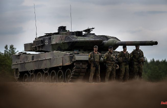 Serious joke video: Ukraine asks for "super cool" "Leopard" tanks