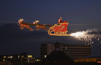 Hesse: Flying Santa Claus on Kassel Christmas market