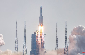 Airspace blocked over Spain: China rocket part crashes uncontrolled from space