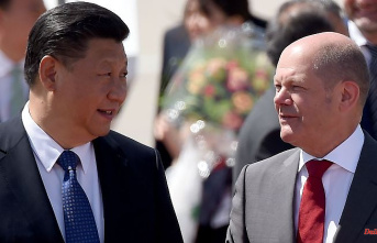Criticism at home, praise in Beijing: Scholz travels to China in Merkel's footsteps