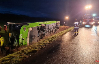 Several people injured: the bus comes off the highway and tips over