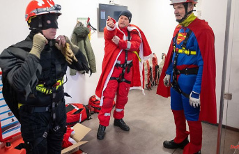 Hesse: Disguised high-altitude rescuers surprise children in need of care
