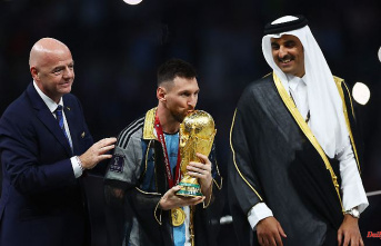 "Why? Just why?": Arabic robe for Messi causes astonishment