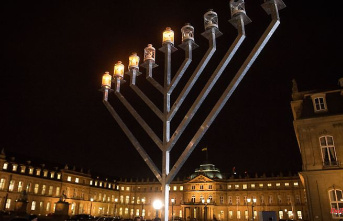Baden-Württemberg: Lights for the Hanukkah festival in front of Stuttgart Castle ignited