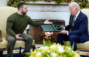 Present for "brave president": Selenskyj presents Biden with a soldier's medal