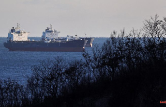 Kremlin buys dozens of supertankers: Price cap initially keeps Russian oil in check