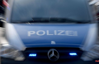 Baden-Württemberg: Woman drives drunk against a tree and then continues