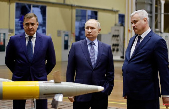 Bizarre tank climbing action: Putin visits an armaments factory near Moscow