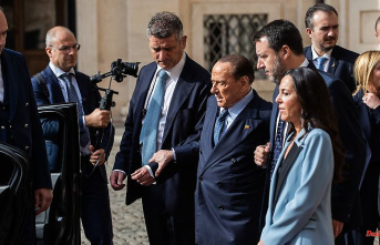Pain after a fall: Berlusconi: It's a wonder I'm still alive