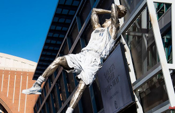 "Will be here forever": Own statue makes Nowitzki "super emotional"