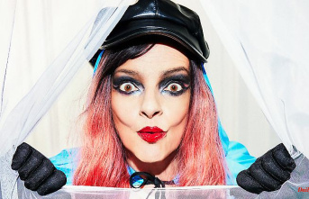 Colorful stays colorful: Nina Hagen marches under the "Unity" banner