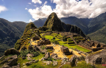 Protests paralyze rail traffic: Hundreds of tourists stranded near Machu Picchu