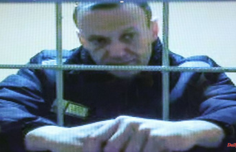 "16 hours on an iron stool": Navalny complains of pain in solitary confinement