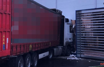 North Rhine-Westphalia: Truck driver drives with 2.84 per mille against company buildings