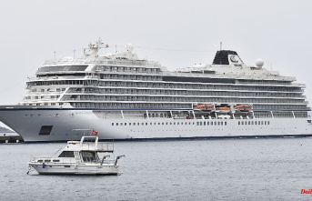 Suspected fungal infestation on the hull: passengers stranded on an infected cruise ship