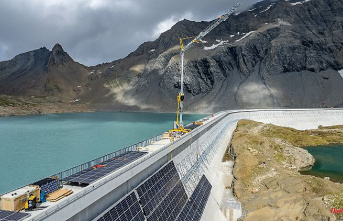 Mountain idyll in danger?: Switzerland argues about alpine "solar bonanza"