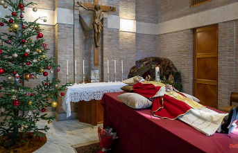 Laid out next to the Christmas tree: Vatican publishes photos of dead Benedict XVI