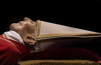 Bavaria: Burial of Benedict XVI: mourning flags