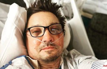 "I'm too broken to type": Jeremy Renner posts a selfie from the clinic