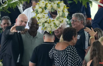 FIFA boss causes outrage: Infantino takes a selfie at the wake for Pele